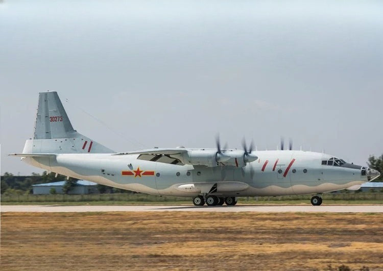 Trumpeter 1/144 China Yun-8 Transport Aircraft 83902 Main image