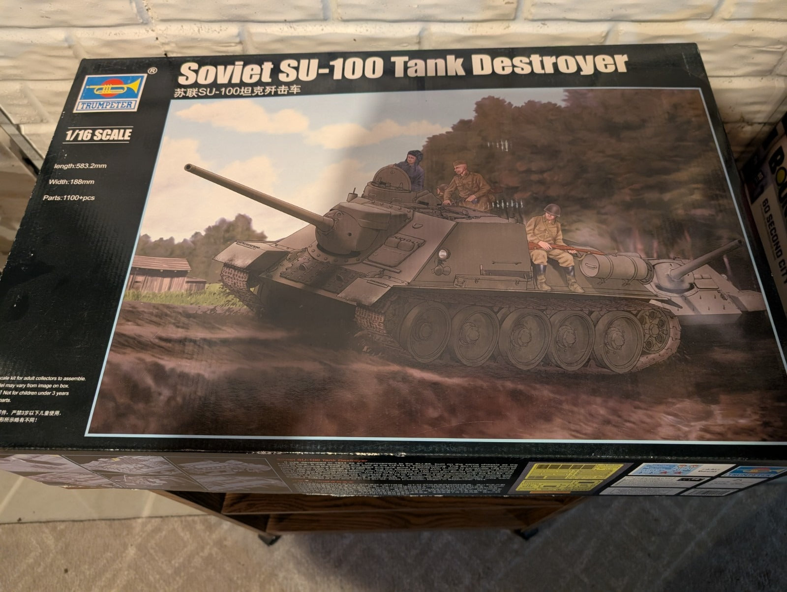 Trumpeter 00915 SOVIET SU-100 TANK DESTROYER 1/16 Model Kit Secondary image