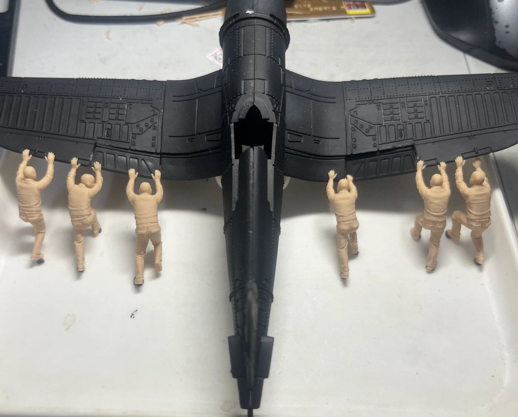 Miniature white model of 6 ground crew members of a US Navy aircraft carrier during WWII LSSNO301 1/35/48/64/72/87/100/144