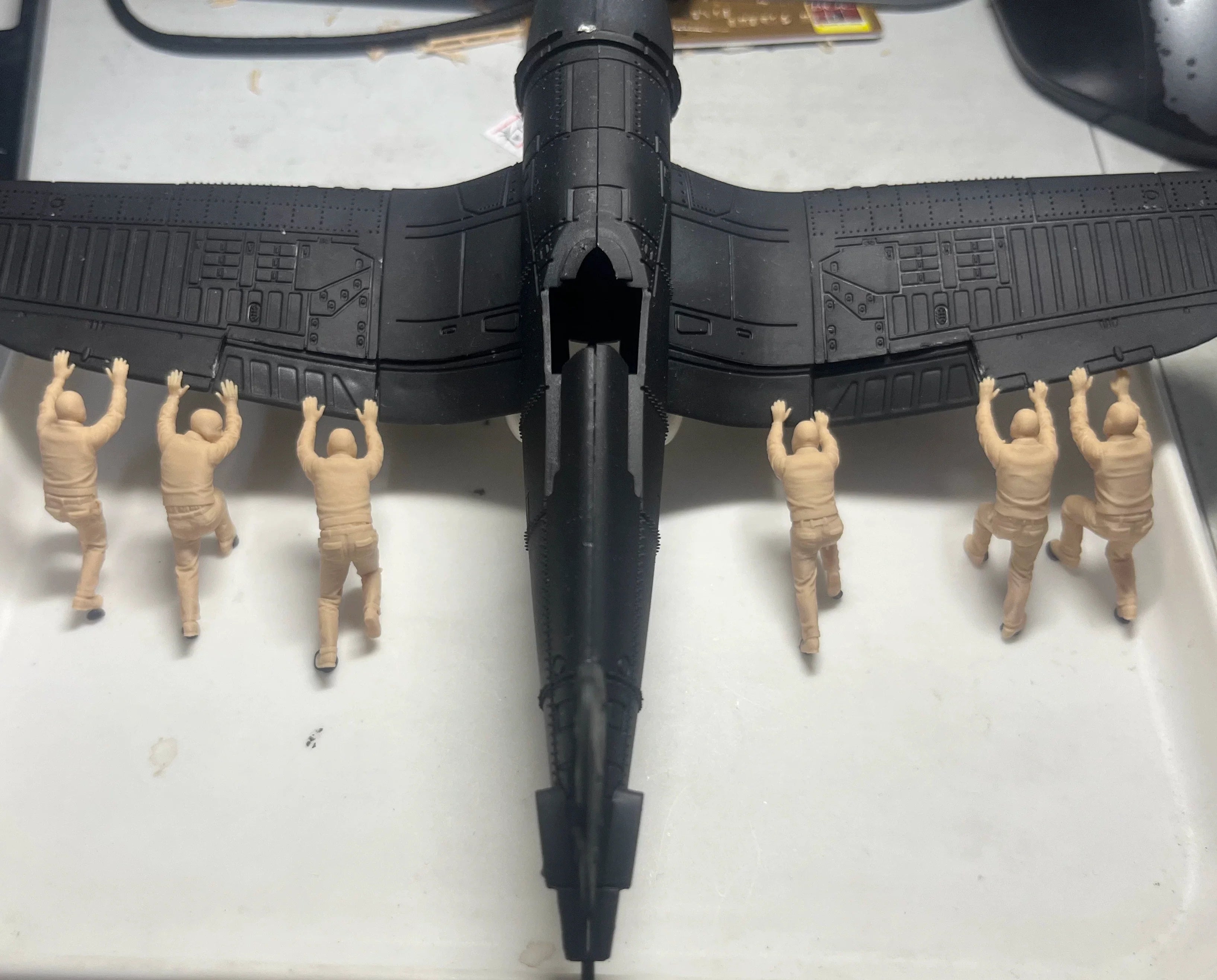 Miniature white model of 6 ground crew members of a US Navy aircraft carrier during WWII LSSNO301 1/35/48/64/72/87/100/144 — detail view 3