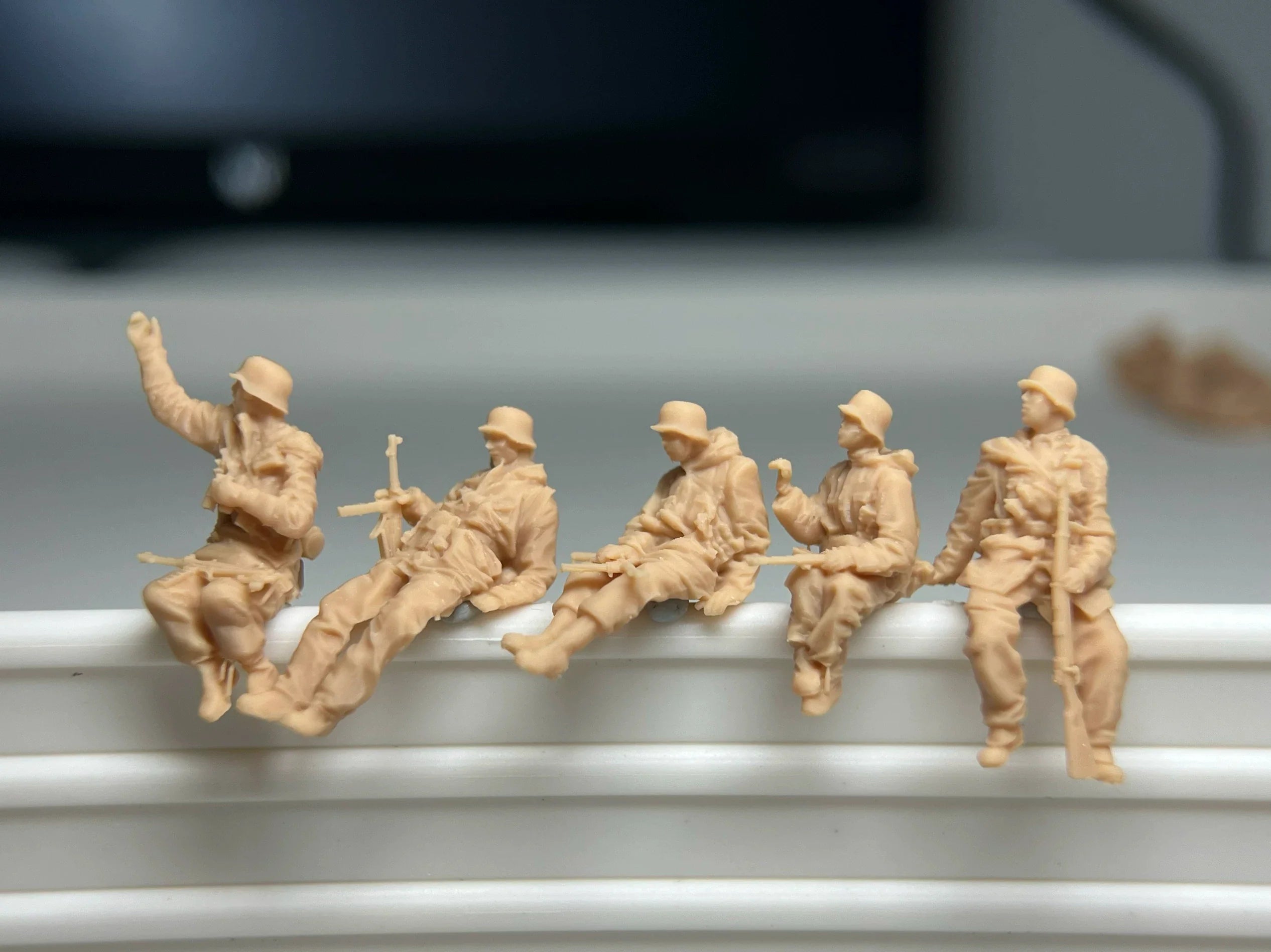 13 Winter Sitting Tank Soldiers in World War II D LSSNO70 1/35/48/64/72/87/100/144 Secondary image