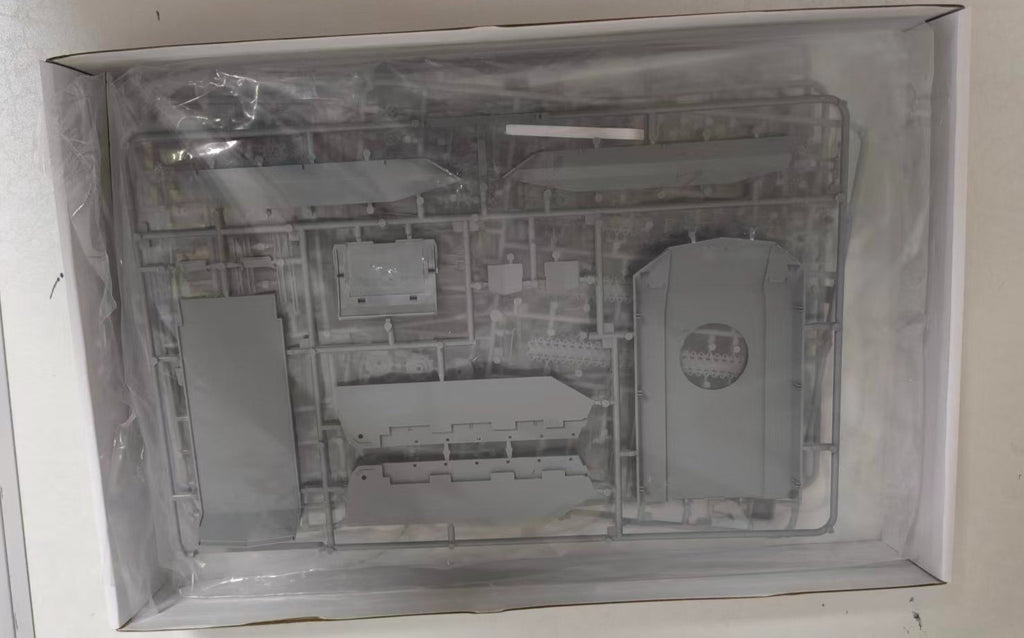 Amusing Hobby 35A073 1/35 Unmanned Ground Combat Vehicle URAN-9